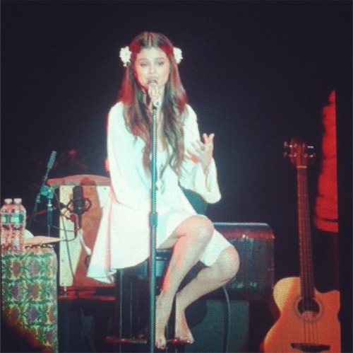 @j14magazine: How @louist91 of her! @SelenaGomez didn’t wear socks (or shoes!) on stage tonight!