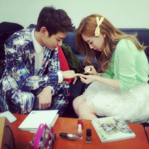 [Photo/Trans] SNSD Taeyeon&#8217;s Instagram Update 130420 - with Minho
&#8216;My super cutie pie Minho ;) 항상 누나 대기실 와서 쫑알쫑알하는 귀요미 민호우에요^^ 앞으로 음중을 잘부탁해! 그리고 민호야 역시 수트는 니옷이야&#8217;
[Trans]&#8217;My super cutie pie Minho ;) Cutie Minho who is always coming to nuna&#8217;s waiting room ^^ Take good care of Music Core in the future! And Minho-yah, suit is really your kind of clothes!&#8217;
Credit: taeyeon_ssEnglish Translations: Qyblingtastic