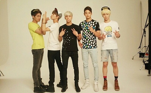 [TRANS] Cutie SHINee me2day update &#8216;Skechers filming&#8217; 130604 -

 
 Today&#8217;s the video shoot for Skechers~ Showing everyone our togetherness at the shooting venue! Please take care of your health in this hot weather!^^

Credit: SHINee me2day
Translation Credit&#160;: Forever_SHINee [5]
