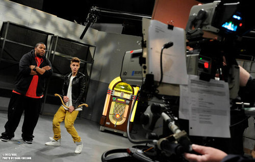 &#8220; Rehearsals with @justinbieber and Kenan Thompson!! #SNL#BieberOnSNL #Feb9&#8221; (vía @nbcsnl, Twitter).