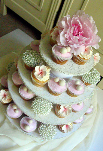 Tiered Cup Cakes perfect for a Wedding via kylie lambert Le Cupcake 