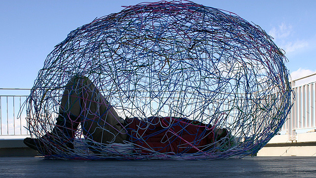 (via @nifty：デイリーポータルZ：針金ハンガーで人間用の巣を作りたい)