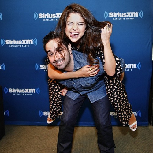 @mikeypiff:Piggyback Part 2 with@SelenaGomez! Less than 1hr until her<a href=
