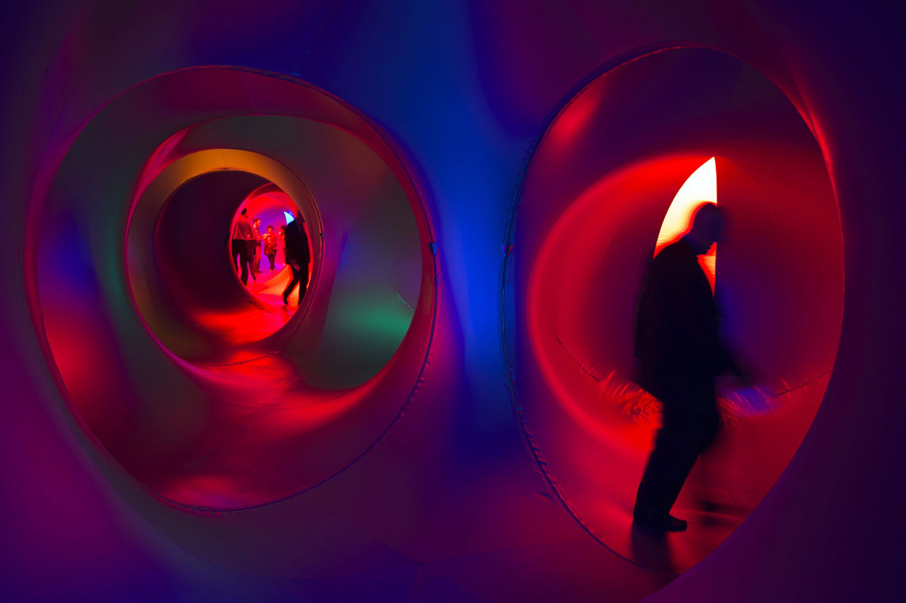 Luminarium Suiza
Visitantes circulan en la obra inflable del artista ingles Alan Parkinson, instalada en Ginebra,  en la sede Europea de las Naciones Unidas. (AP)
