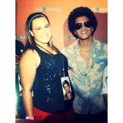bruno-news:  Bruno with a fan before the concert in Ontario (x)