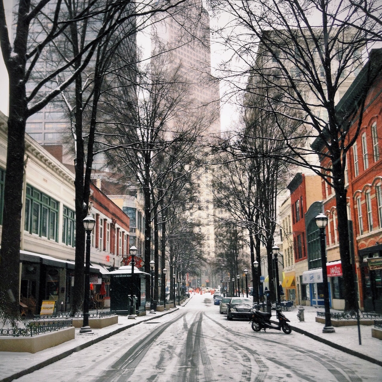 atlurbanist:

Downtown Atlanta as a winter wonderland. This is the snowfall today on Broad Street. Nearby, GSU students are having fun making snowmen and having snowball fights in the park.
