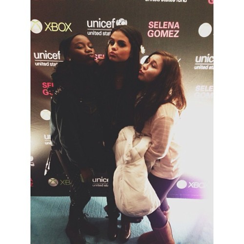 Selena with fans at the UNICEF M&amp;G.