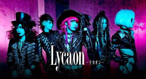 ENGLISH: Lycaon has a new look and established their own new label “VOGUE Entertainment”, which is sub-label of Shimizuya Records, at 2013/05/19. Futhermore, Gt.リト(rito) has changed his stage name to &#8220;零-zero-&#8221; and their new mini album &#8220;マゾヒストレッドサーカス(masochist red circus)&#8221; will be released at 2013/09/04. PORTUGUÊS: Lycaon está com esse novo visual e abriu sua própria label “VOGUE Entertainment”, que é uma sub-label da Shimizuya Records, hoje. Além disso, Gt.リト(rito) mudou seu nome artístico pra &#8220;零-zero-&#8221; e eles lançarão um mini album novo, マゾヒストレッドサーカス(masochist red circus)&#8221; @ 2013/09/04.