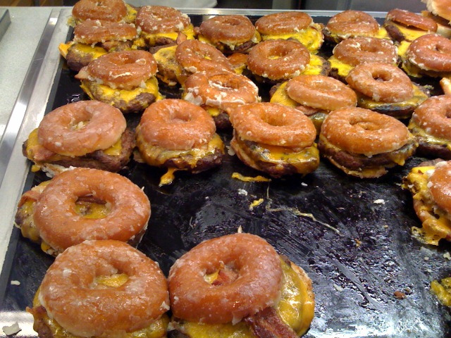 everybody-loves-to-eat:

Dunkin Donuts cheeseburgers.