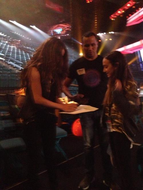 @Wildaboutmusic: I wish all young artists treated fans like @selenagomez. Here she is stopping to sign for a happy admirer. #BBMA