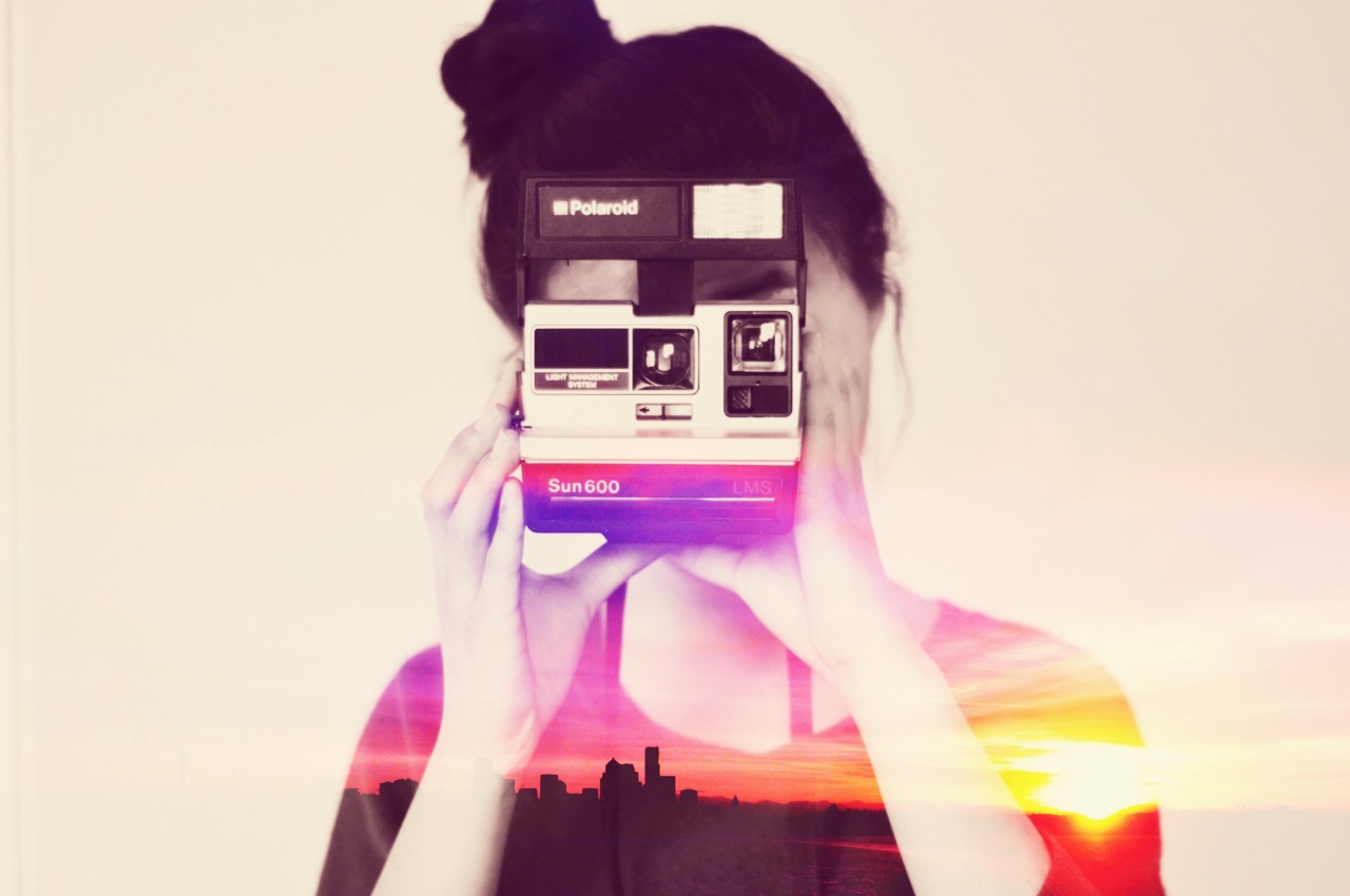 garota com camera polaroid