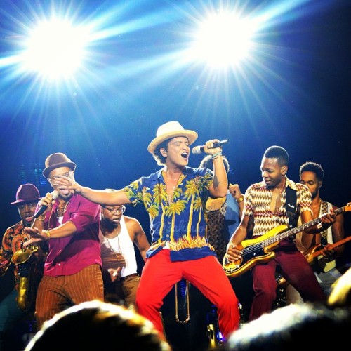 bmars-news:  "sahinio: I&#8217;m still in shock as to how close to the stage we were. Look at this flawless band. #O2 #Concert #BrunoMars #MoonshineJungleTour”