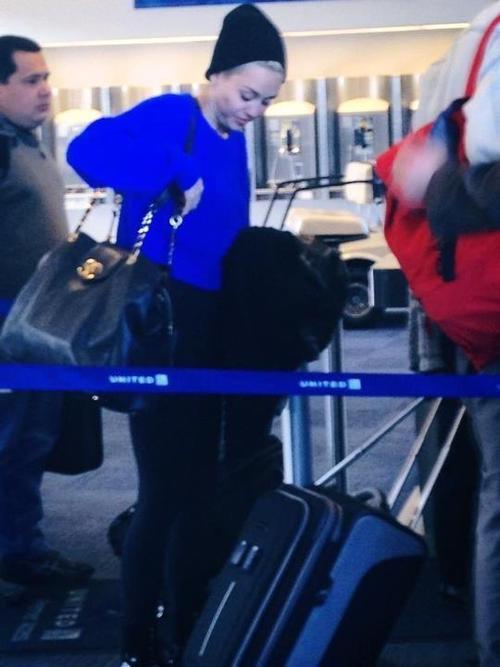 PRICKIG: Miley på flygplatsen (: Okänt)