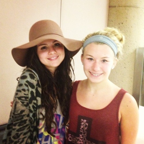 
Selena and a fan
