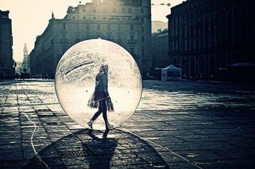 segredo-da-vida-ta-em-ser-vivida:

Ás vezes me sinto assim; andando dentro de uma bolha de ar. Todos me achando estranha, mas ninguém ligando de verdade

