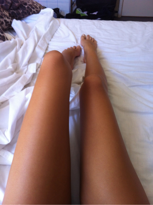 skinny-healthy-is-a-newfashi0n:

gosh why can’t i just have her legs?!