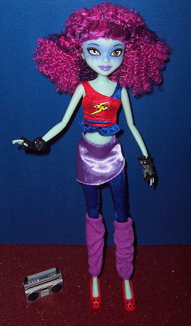 dollienews:

Jakks Pacific Zombie Girls Mya Spirit and Rhoda Kille.
Each girl represents a different time period based off when they lived, which you can see on their tombstones that doubles as a stand. They need to take off their shoes to use the stand however.
Photo’s belong to Venivididolli on Flickr, who also wrote a more indepth review on the dolls.

