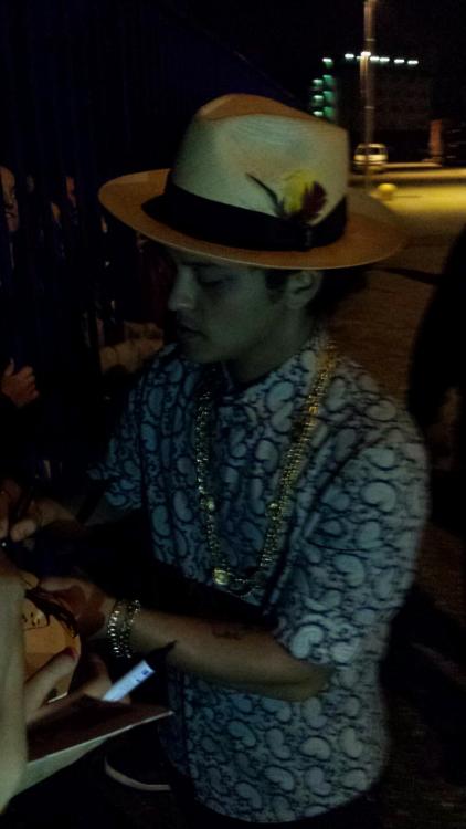 Bruno signing autographs after the show in Milan (x)
