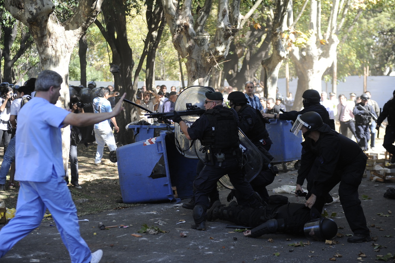 
En el primer día de obra del Centro Cívico en terrenos que usaba el Hospital Borda, la policía Metropolitana enfrentó con balas de goma a los que se oponen a la obra. (Jorge Sánchez)
