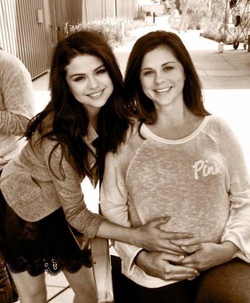@selenagomez: Hope all the amazing moms had a great day! I have the best momma in the world :)) I love you so much!