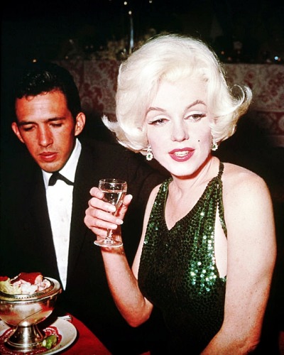 
Marilyn Monroe with her Mexican lover, José Bolaños, at the 1962 Golden Globes. 
