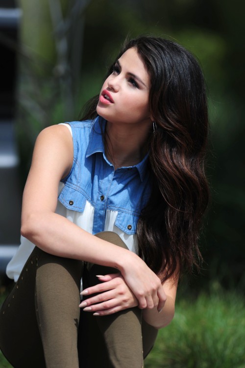 Another high quality picture of Selena at the shooting of the ‘Dream out loud’ fall 2013 collection photoshoot!