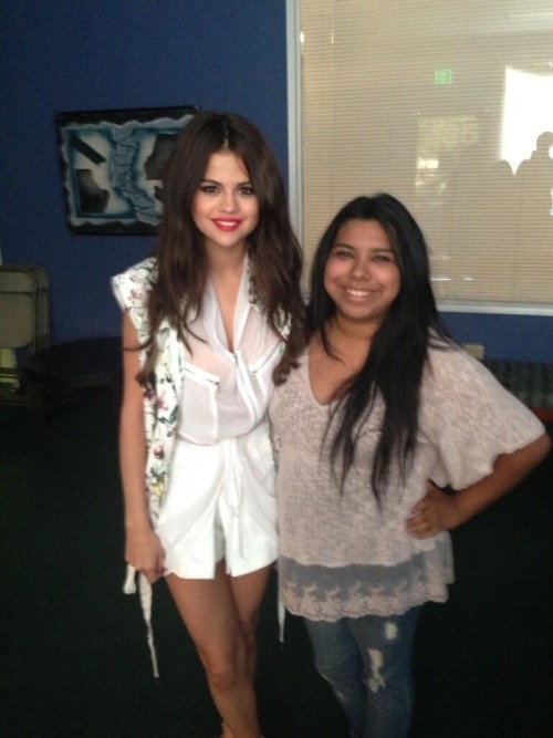 @GeenaMarie_: Dear @SelenaGomez, i love you and youre the sweetest person alive :))) http://t.co/8HoEZdL3Oz