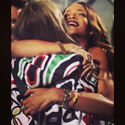 This is what a proper good hug should look like! So sad I can&#8217;t be there tonight! Luv you @badgalriri see you soon x