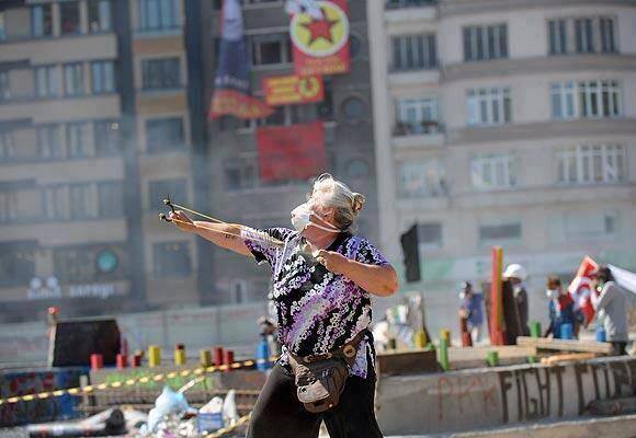 A protester with a slingshot in Taksim.