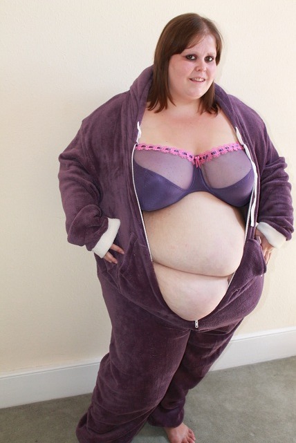 debbiebombshell:

Does this onesie make me look fat!?
