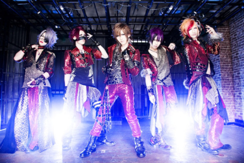 ENGLISH: Resist Vo.楓(kaede) will depart after their one-man live at Birth SHINJUKU at 2013/06/04, which is determined after his consideration of performance as vocal and musical approach, and the band will disband after their one-man live &#8220;made of ∞ Dream&#8221; tour final at Shibuya RUIDO K2 at 2013/09/22 PORTUGUÊS: Resist vai disbandar @ 2013/09/22 porque Vo.楓(kaede) deicidiu deixar a banda.
