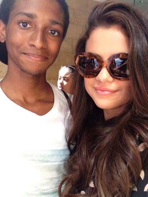 @supremekhalil:OH MY FUCKING JESUS LORD THANK YOU SO MUCH @SELENAGOMEZ I LOVE YOU OMG