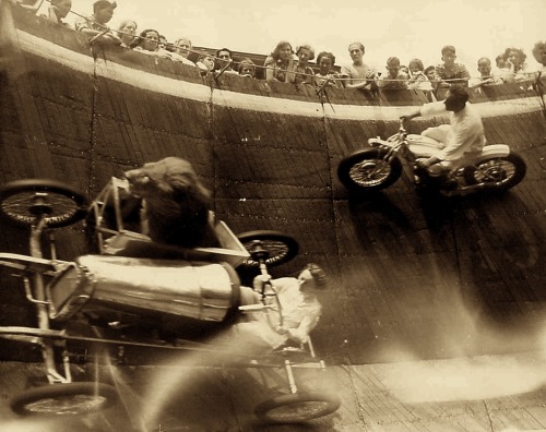 indypendent-thinking:

Circa 1929, Wall of Death, Revere Beach, MA