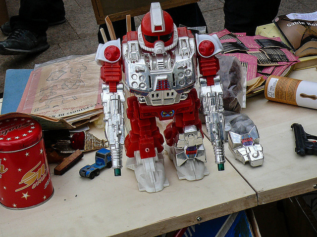 Robot on Flickr.Un des nombreux jouets d’enfant qui étaient à vendre ce weekend lors du vide-greniers de la Daurade.