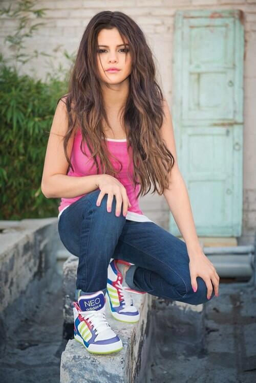 A new Adidas Neo photo of Selena Gomez!