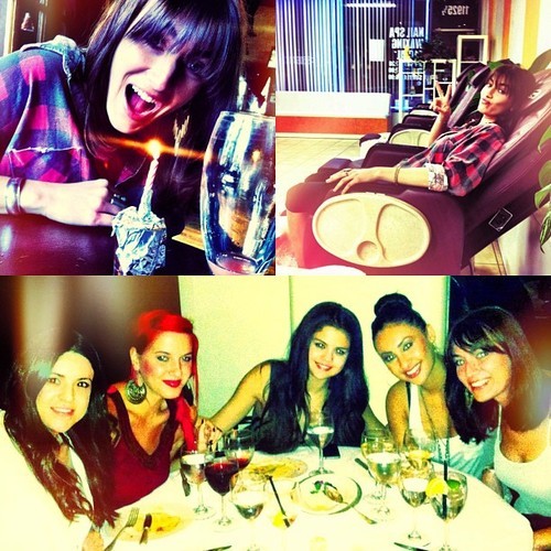 Selena out to dinner with friends to celebrate a friend’s birthday!
