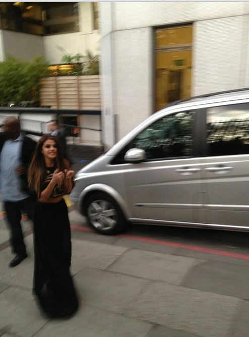 @justinszarry: selena coming out of the studio (3)