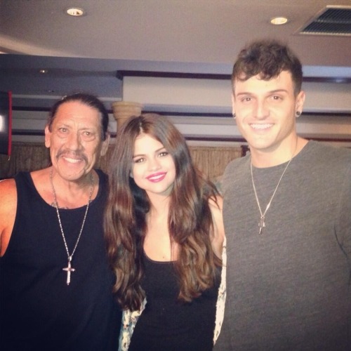 @dustintavella: Such an honor to have these 2 amazing people in my life!! @officialdannyt @selenagomez http://t.co/0zansTX94y