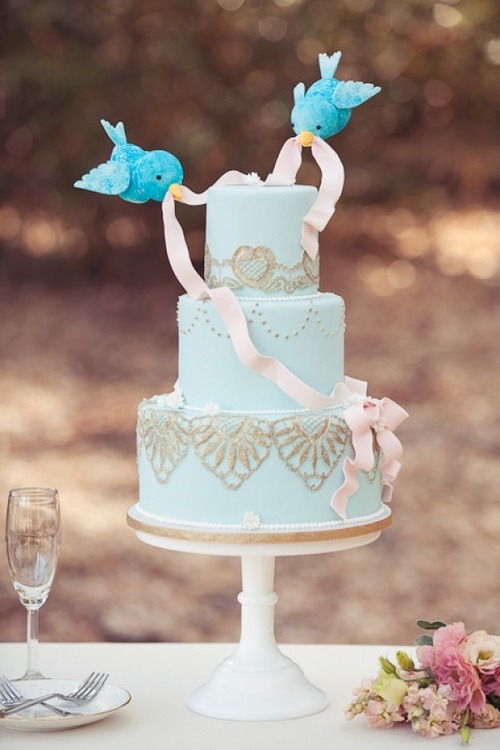 outerdress:

Cuttest wedding cake I’ve seen and wonder how did it work?