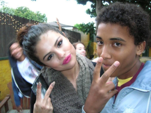 Selena taking a photo with a guy from the ‘Sunday Afternoon in Santa Monica’ video (x). 
