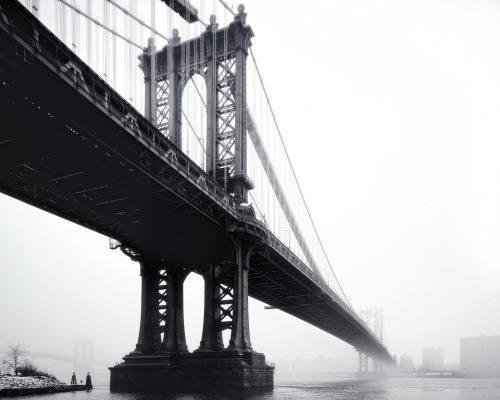 Manhattan Bridge in Blizzard, New York City (by andrew c mace)
