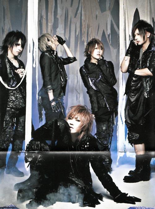 SCREW’s new album “SCREW” @ 2013/07/10:  1.微笑みを亡くした愛と自由 2.Red Thread 3.Bring It On 4.XANADU 5.アウトキャスト 6.death candle 7.enduring memories 8.EVERYTHING’S A LITTLE CRAZY RIGHT NOW. 9.マスカレード 10.Get You Back 11.Teardrop  + PV, Off Shot, CM, lives, interviews, etc.