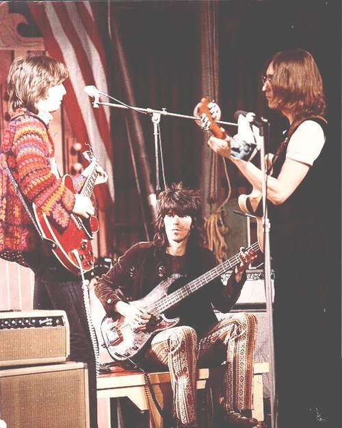 wear-some-flowers:

Clapton, Richards and Lennon, 1968
