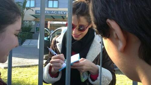 Martina firmando autógrafos en Sevilla.