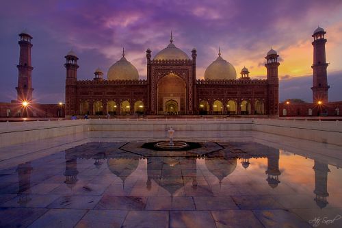 islamic-art-and-quotes:

The Badshahi Mosque After Sunset (Lahore, Pakistan)www.IslamicArtDB.com&#160;» Islamic Architecture&#160;» Photos of Minarets