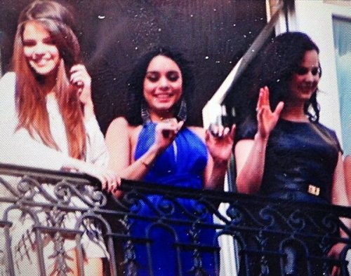  <br /> @SelenaGCenter: Selena came out on the balcony sorry for the quality of the photo  <br /> 