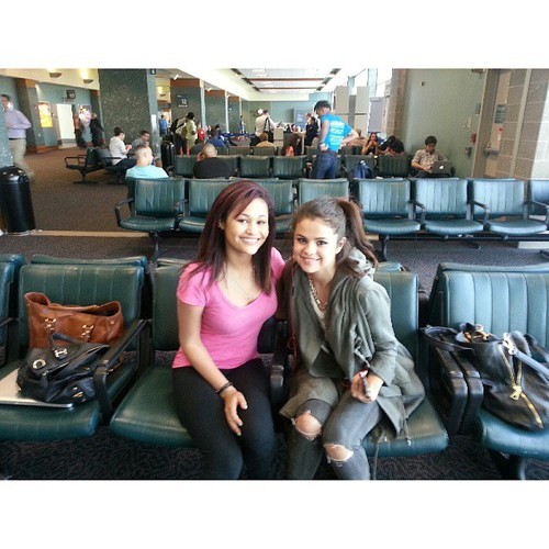 @itss_hopeless: I CANNOT BELIEVE THAT I JUST MET SELENA GOMEZ! :D