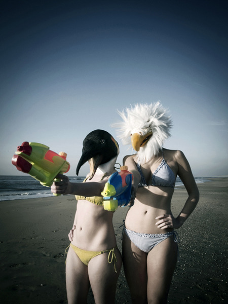 waterpistool op het strand met twee vrouwen