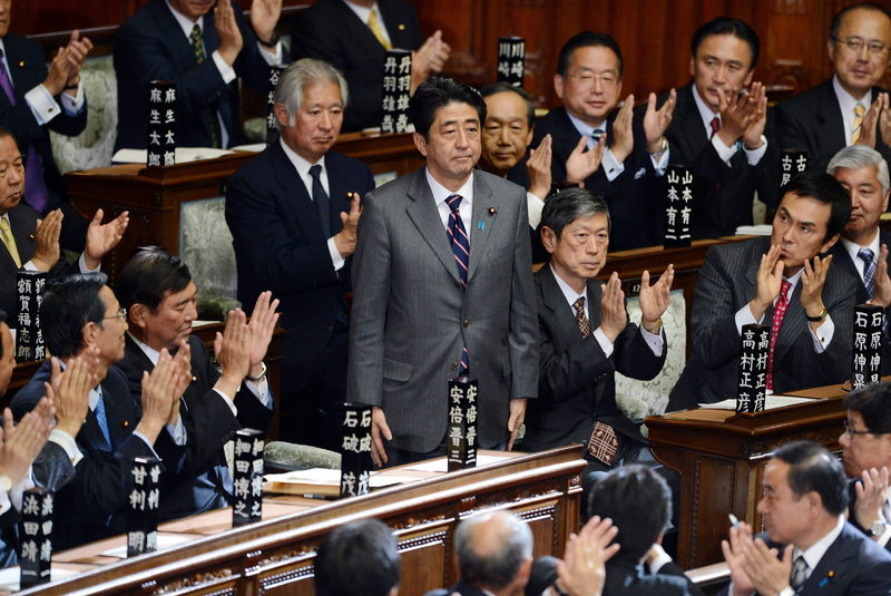 Shinzo Abe se convierte en el nuevo primer ministro de Japón
El Parlamento eligió hoy a Shinzo Abe, de 58 años, como el nuevo primer ministro de Japón, con esto, devuelve el poder al histórico partido conservador (PLD) que ha gobernado al país la mayor parte de la posguerra.
Abe, es el séptimo primer ministro en poco más de seis años y el número 96&#160;en la historia de Japón. No obstante, a las pocas horas de su nombramiento se levanto una nueva polémica al designar a sus ministros.
Sólo dos mujeres fueron nombradas para cargos ministeriales, Tomomi Inada como ministra de Estado encargada de Reformas Administrativas, y a Masako Mori como ministra de Estado responsable de Natalidad.
La media de edad del nuevo Gabinente nipón, de 57,7 años, es ligeramente inferior al anterior liderado por el ex primer ministro Yoshihiko Noda (58 años).
Vía RE