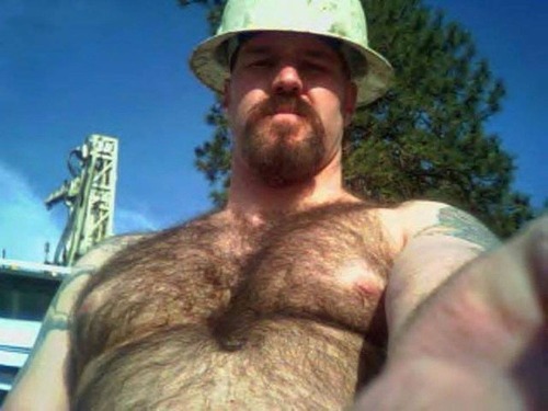 cigarpervdad:

davebear9a:

Hairy workman

S

Visit the archive the next time you’re having a one-man tug-o-war…http://www.dippinfan.tumblr.com/archive